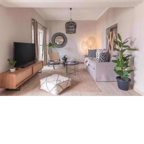 Minimal Retreat w/ Watercoloured Sunset View