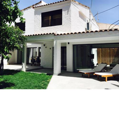 Minimalist house by the Mediterranean sea.