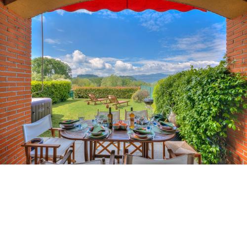 Miralago Lake View Outside Whirlpool - Happy Rentals