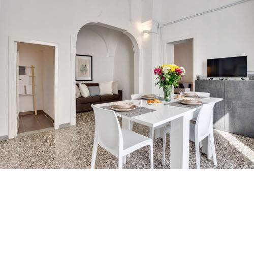 Mirror House Lovely Apartment