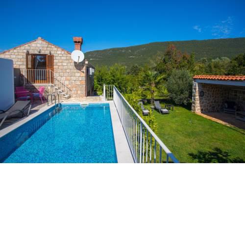 Mitrovici Villa Sleeps 4 Pool WiFi