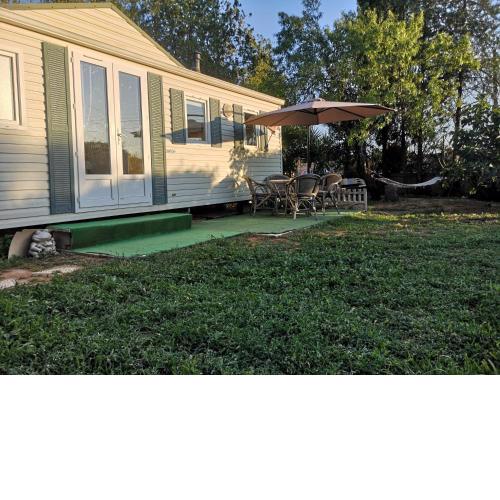 Mobile home with shared garden and pool
