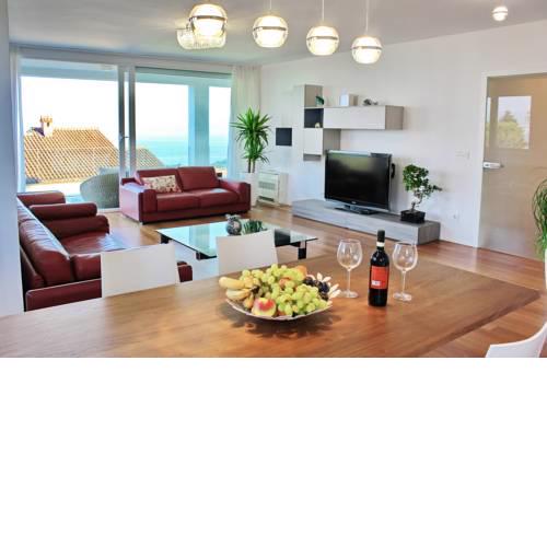 Modern 150m2 flat with rooftop swimming pool