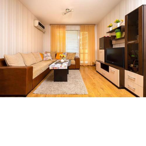 Modern 1BR Apartment Top Center