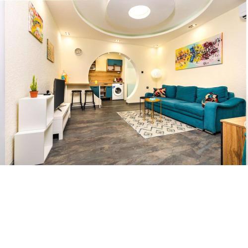 Modern 1BR Apartment with Private Garden Top Center