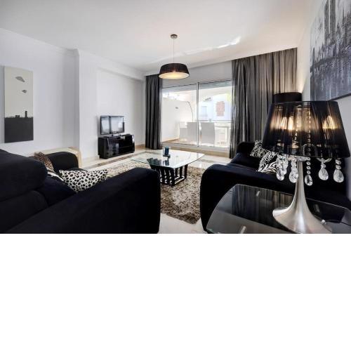 Modern 2-bedroom flat next to the sea