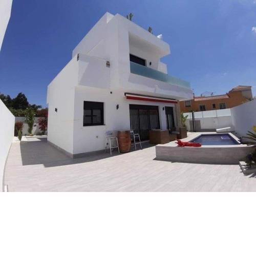 Modern 3 Bedroom Villa with Private Pool MO35