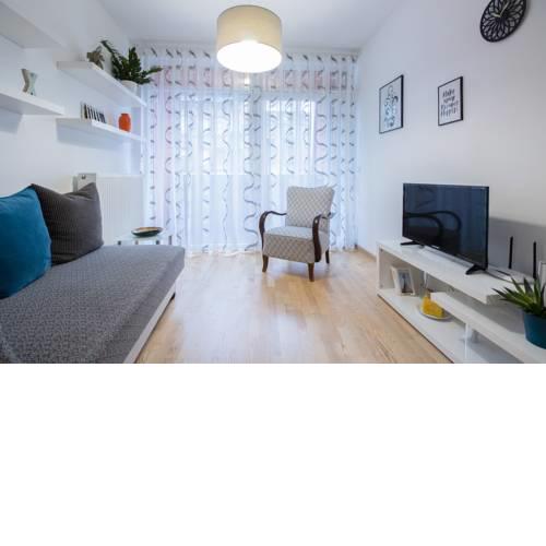 Modern 3 BR apt with balcony