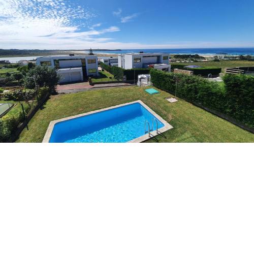 Modern 4 Double Bedroom Villa with Pool / Garden