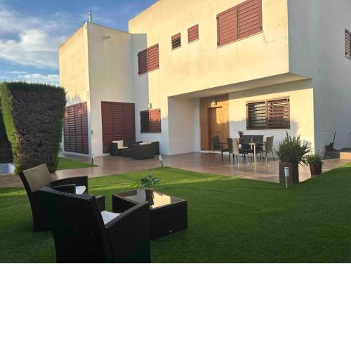 Modern 5-bedroom villa with pool