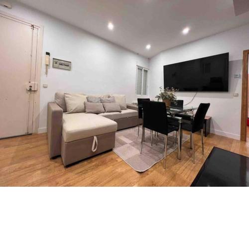 Modern 6 pax apartment in Barrio Salamanca