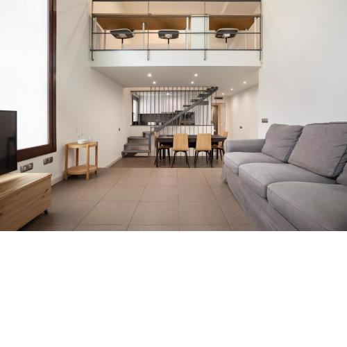 Modern and bright 4BD triplex in Paralel!