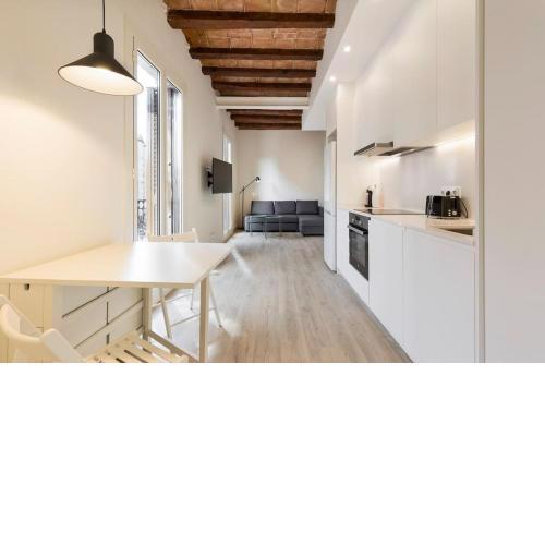 Modern and bright apartment well located in Gracia
