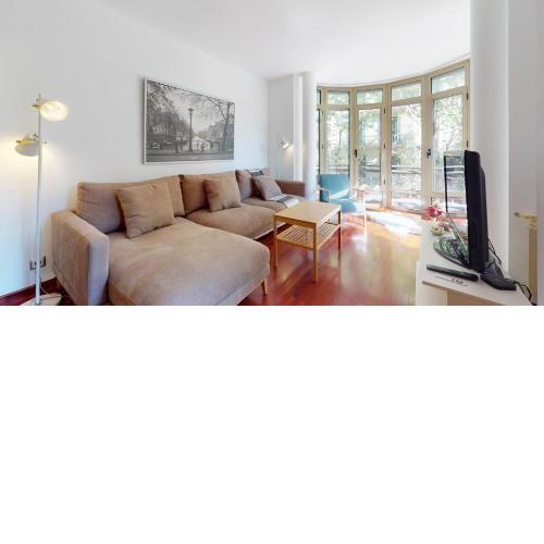 Modern and bright three-bedroom in Eixample