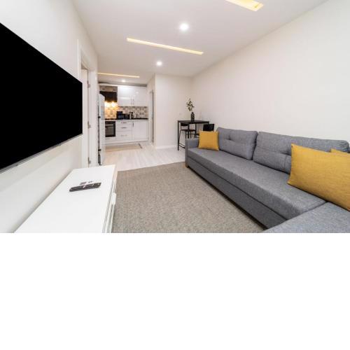 Modern and Central Flat near Beach in Muratpasa