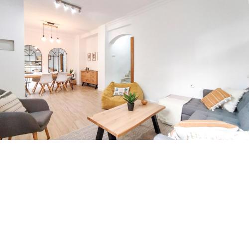 Modern and independient home with beautiful yard in the center of Málaga by SharingCo.