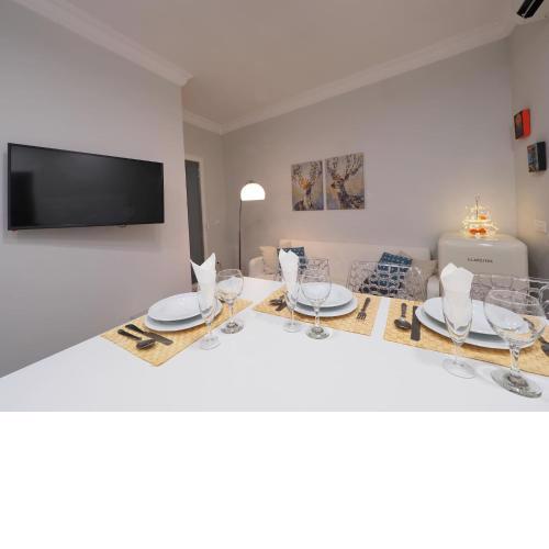 Modern and romantic apt in the center of Madrid by SharingCo.