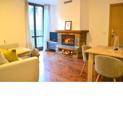 Modern apartament de muntanya amb llar de foc by RURAL D'ÀNEU