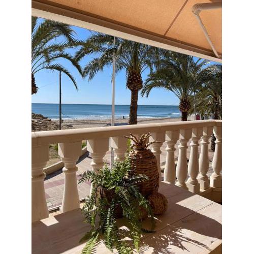 Modern apartment directly on the beach with WiFi and air conditioning