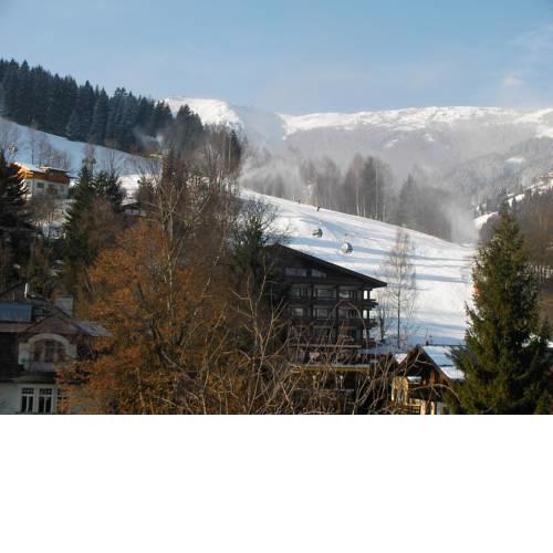 Modern Apartment in Schulstrasse Near Lake and Ski Lifts