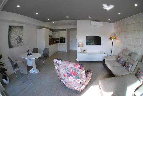 "Modern apartment Matutu" - parking is in the garage
