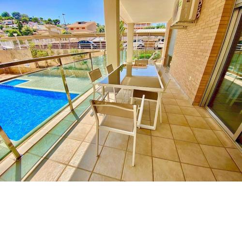 Modern apartment with pool close to the beach.