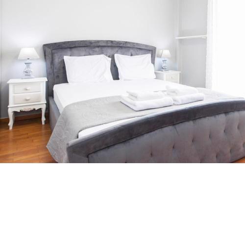 Modern apt at Galatsi with Increbilbe Athens Views