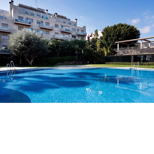 Modern Apt Sea Mountain Views, Pool, Parking