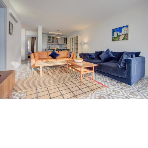 Modern, bright and welcoming oceanfront apartment