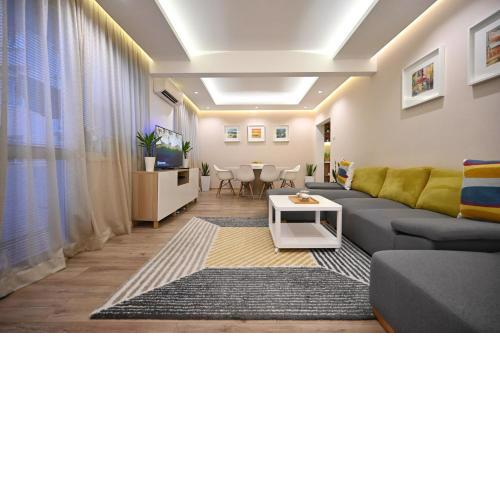 Modern Central 2-Bedroom Apartment with Parking