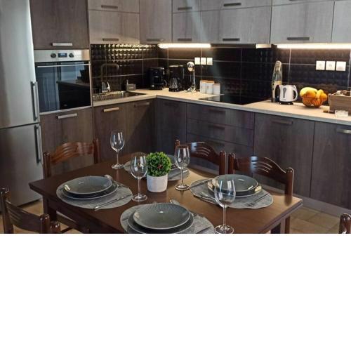 Modern central Αpt 500m from the beach.