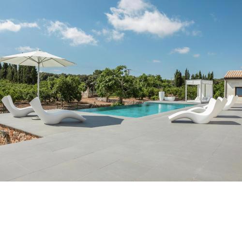 Modern country house with pool and air conditioning