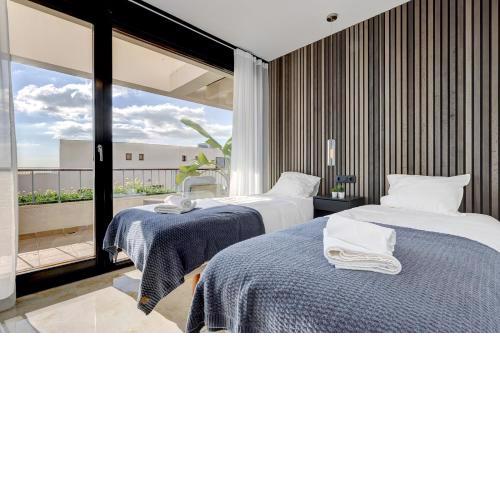 Modern, elite hillside home w/sea & mountain views