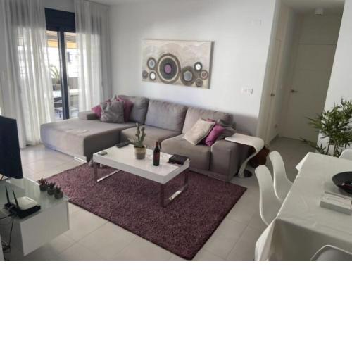 Modern ground floor flat within walking distance to the sea.