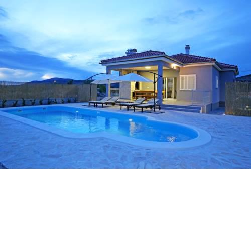 Modern Guest House Rak with beautiful pool