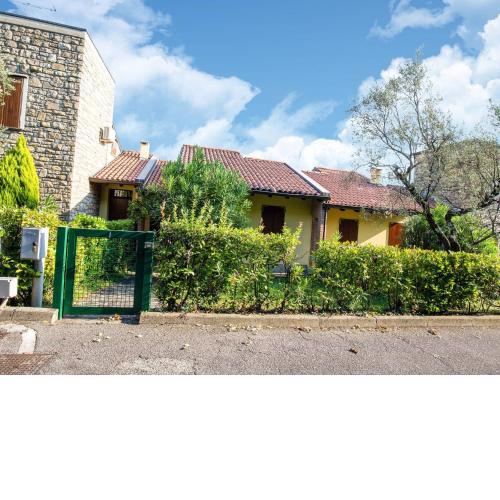 Modern Holiday Home in Moniga del Garda with Swimming Pool