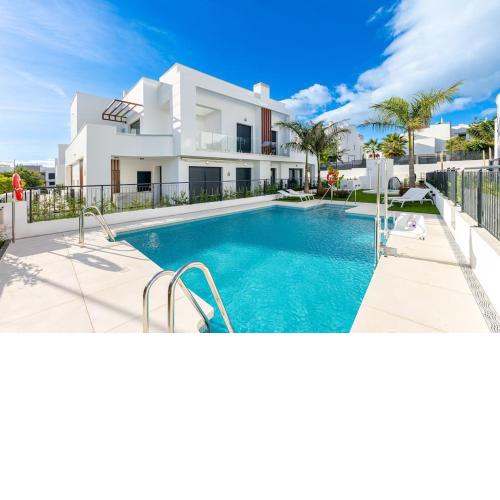 Modern holiday townhouse with pool and sea views