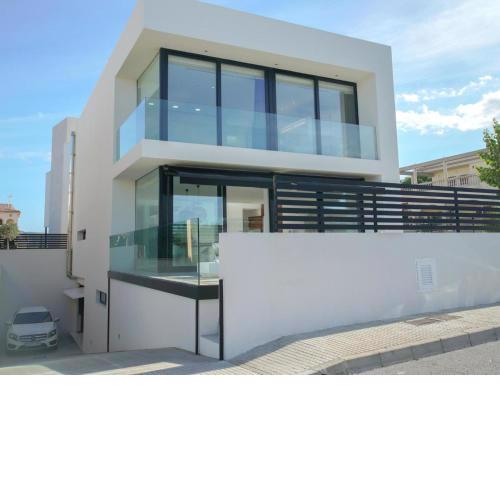 Modern luxury villa with pool and near the beach for 6 people
