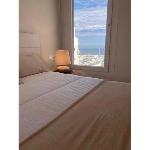 Modern new apartment, sea view and private parking