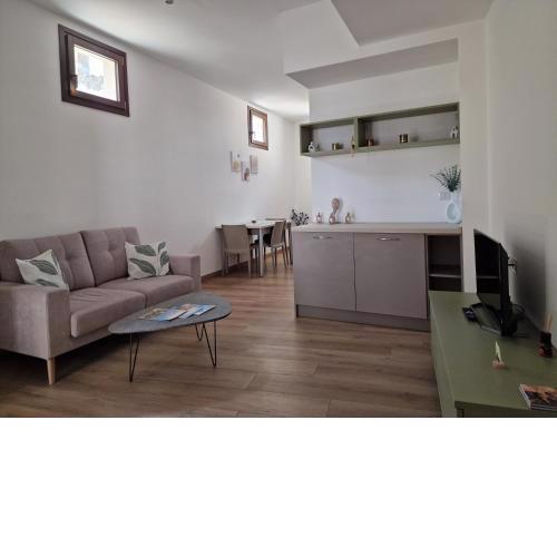 Modern renovated apt in center