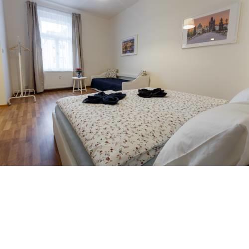 Modern Romantic Apartment close to Castle