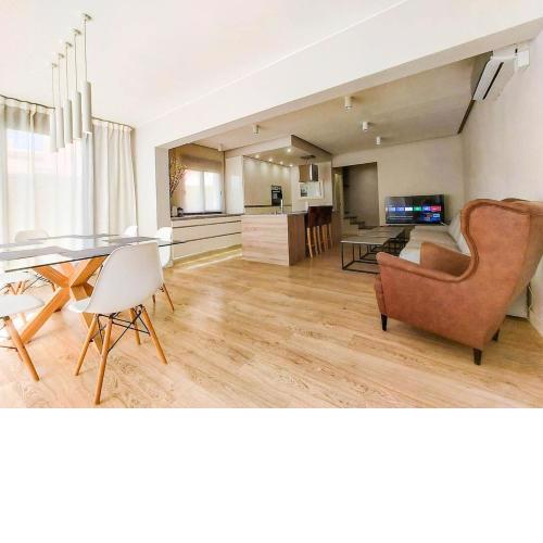 Modern & Spacious House Swimming Pool 700 m Beach