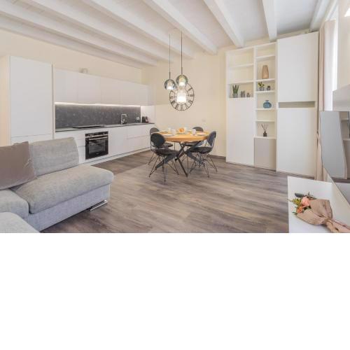 Modern & Stylish Apartment in Como City by Rent All Como