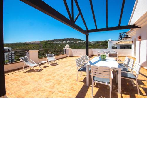 Modern three bedroom penthouse apartment in Casares Costa