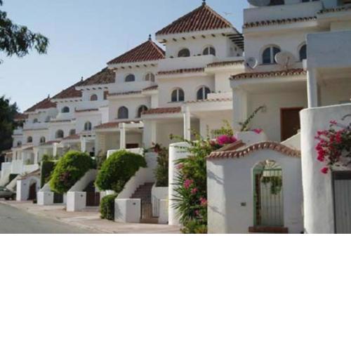 Modern Townhouse 5 mins walk from the beach and 15 mins from port