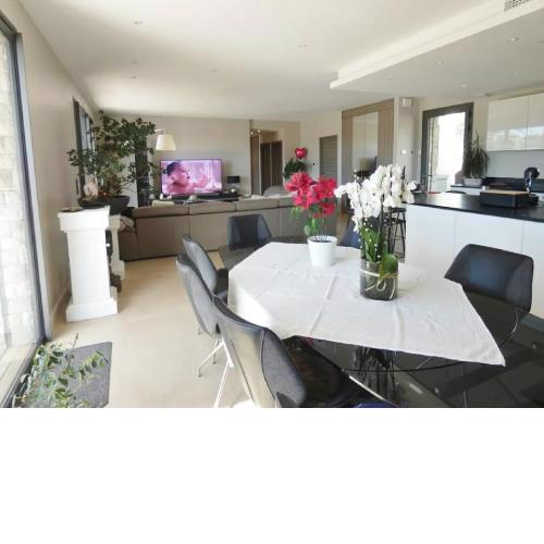 Modern villa in heart of Pezze di Greco