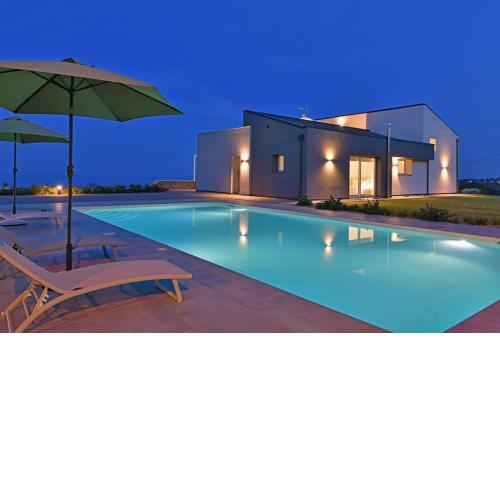 Modern Villa, pool + gym