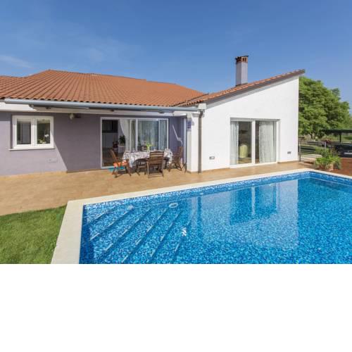 Modern Villa Rovinjsko Selo with Swimming Pool and Jacuzzi