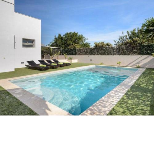 Moderna casa con piscina privada