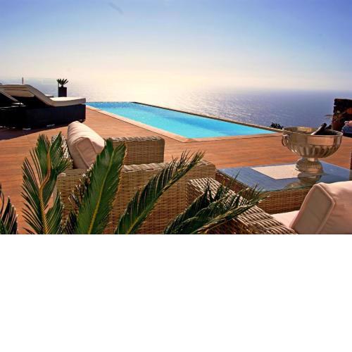 Moderne Architekten-Villa mit Infinity-Pool und Meerblick